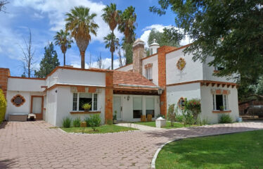 CASA CON HEMOSOS ACABADOS y ALBERCA COMÚN