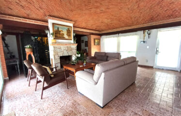 CASA CON HEMOSOS ACABADOS y ALBERCA COMÚN