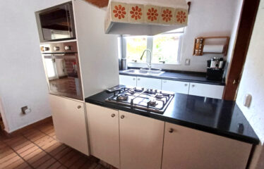 CASA CON HEMOSOS ACABADOS y ALBERCA COMÚN