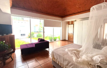 CASA CON HEMOSOS ACABADOS y ALBERCA COMÚN