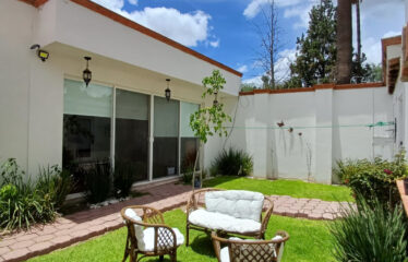 CASA CON HEMOSOS ACABADOS y ALBERCA COMÚN