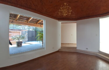 RESIDENCIA CON AMPLIO JARDÍN Y JACUZZI COLONIA CENTRO