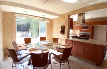 RESIDENCIA CON AMPLIO JARDÍN Y JACUZZI COLONIA CENTRO