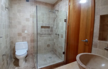 RESIDENCIA CON AMPLIO JARDÍN Y JACUZZI COLONIA CENTRO