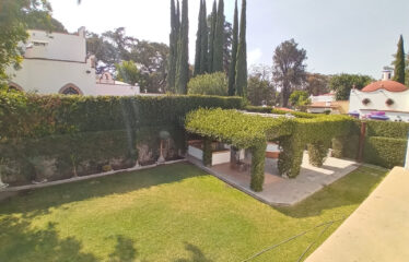 RESIDENCIA CON AMPLIO JARDÍN Y JACUZZI COLONIA CENTRO